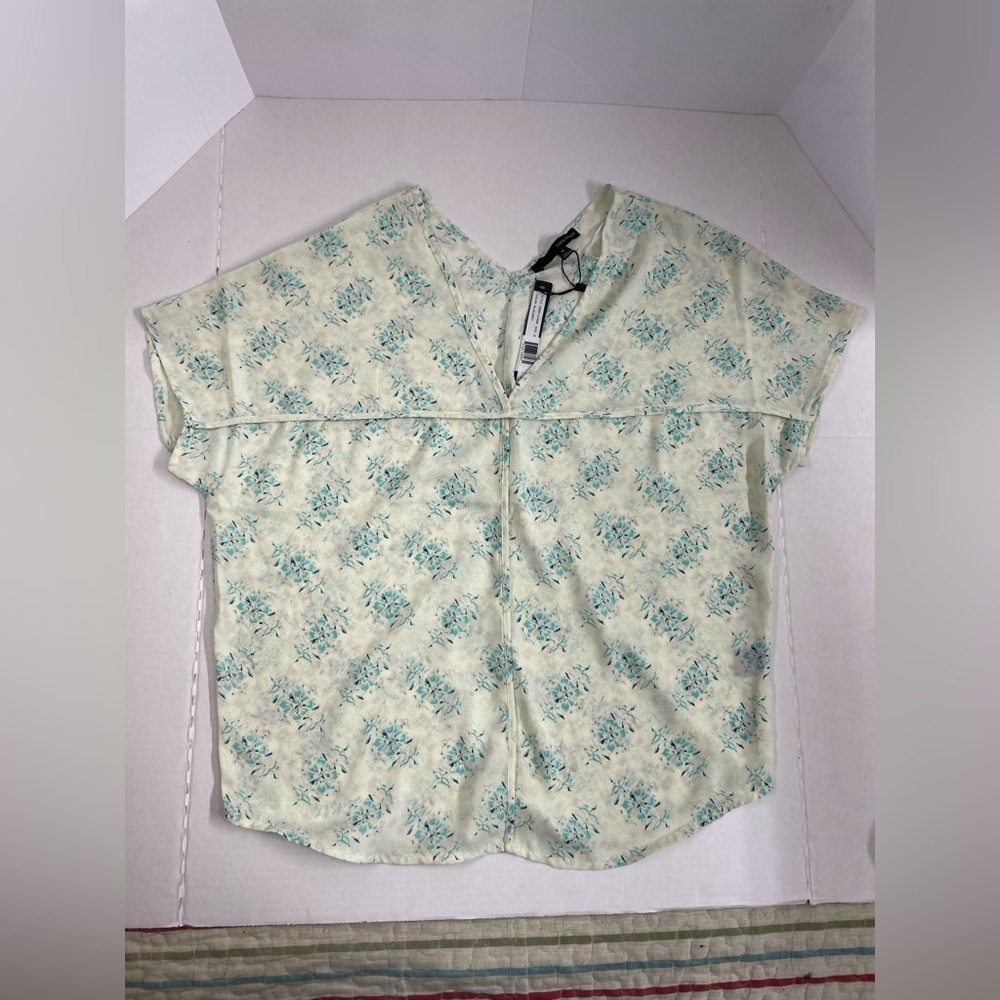 😍Harve Benard Cream and Green Floral Blouse